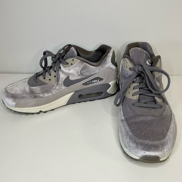 Nike air max 90 suede trimmed velvet sneakers in grey - Picture 2 of 4